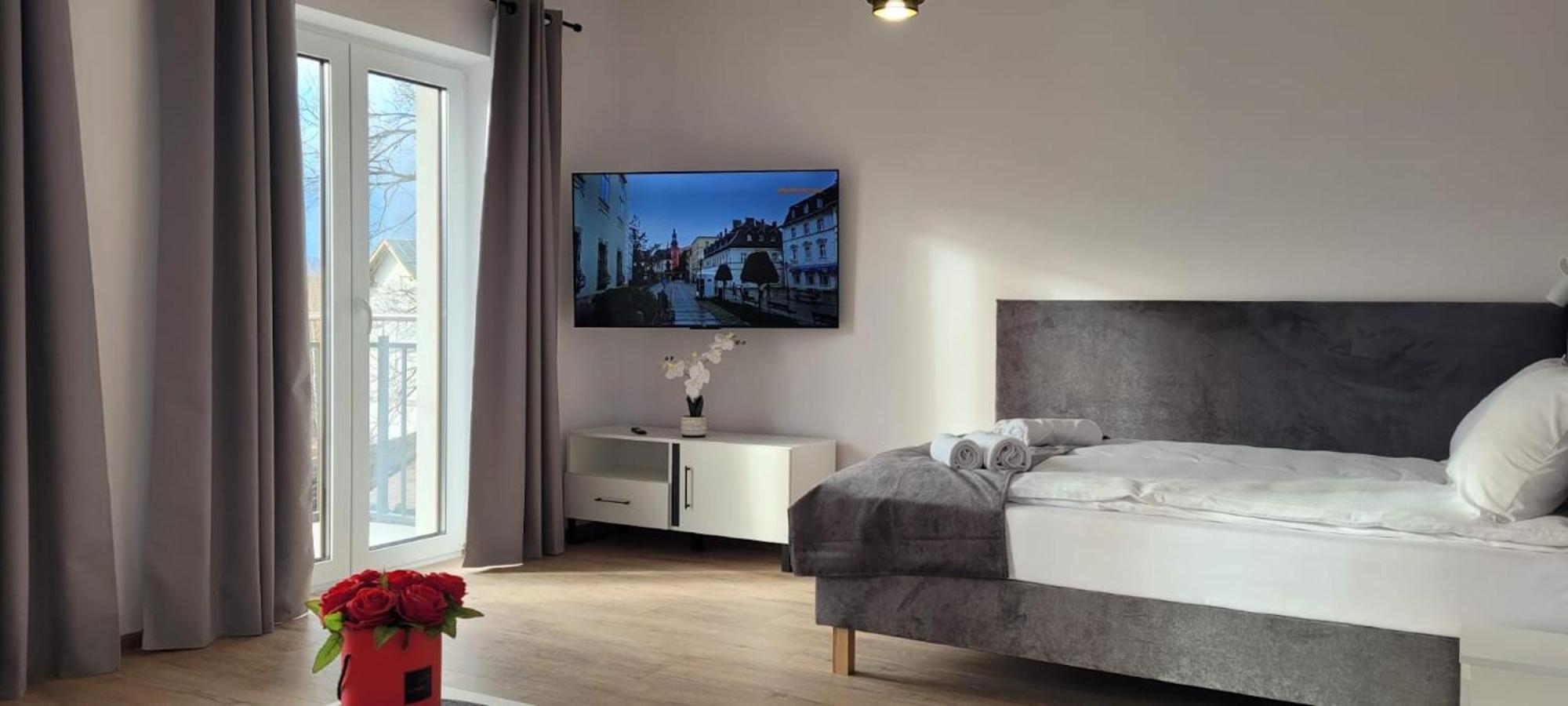 Kolorowe Cieplice - Apartamenty Z Widokiem Na Karkonosze イェレニャ・グーラ エクステリア 写真